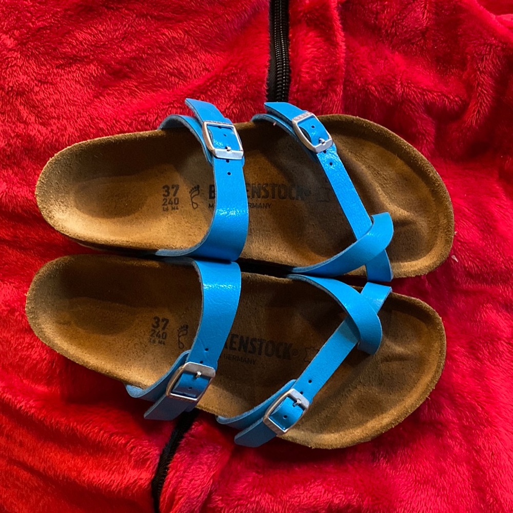 Size 37 rare blue color (matches the c8 blue color) wore once or twice.